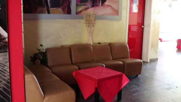 Уютный диванчики ночного клуба Аль-ин в Италии