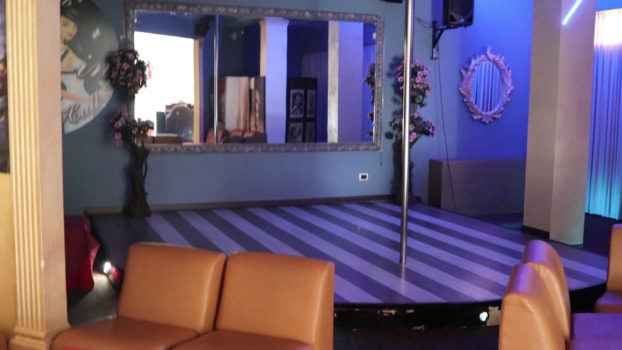 Сцена, на которой могут выступать девушки в ночном клубе All'in