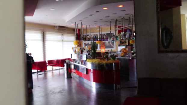 Барная стойка с угощениями и игрушками, которые могут покупать мужчины для девушек хостес