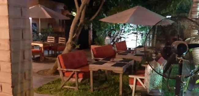 Как выглядят летние столики бар-ресторана в Мали, город Бамако