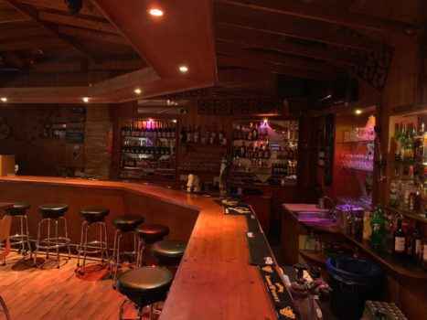 Как выглядит барная стойка в клубе SALBERRY PUB на Кипре