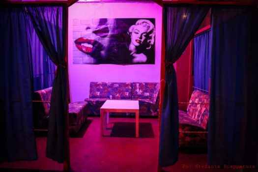 Картины в интерьере клуба Anaconda в Италии