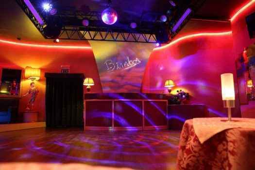 Диджейский пульт в ночном клубе BIMBO'S, в городе Монтекатини