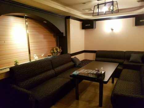 Как выглядят комнаты для караоке, в которых работают певицы бара Хилтон