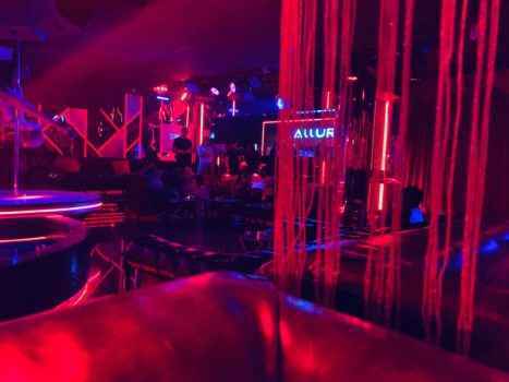 Сцена, где выступают девушки - ночной клуб Allur - фото-отзыв от танцовщицы с Таиланда