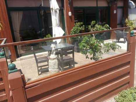 В баре Albatross в Ларнаке есть летняя площадка - как она выглядит?