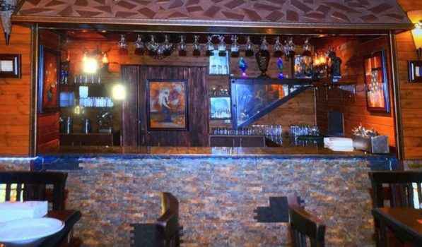 Красивая барная стойка в баре ABO ALNOWAS в Аммане