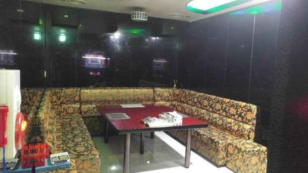 Фото из румки караоке бара F1, который находится в городе Пхохан