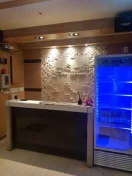 Что видят гости при входе в караоке бар 