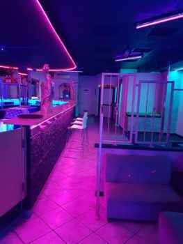 Как выглядит вход в ночной клуб Rue Pigalle