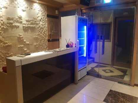 Стойка ресепшена в караоке клубе 