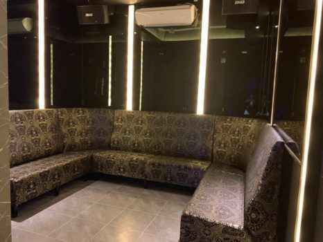 Красивый диван в румке корейского караоке