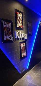 Стильное оформление караоке-бара King в Кунсане