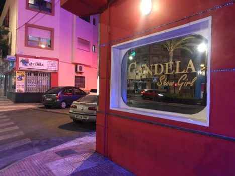 Вывеска ночного бара Candela, который находится в городе Альмерия в Испании