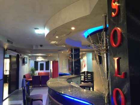 Барная стойка ночного бара Solo в Аммане