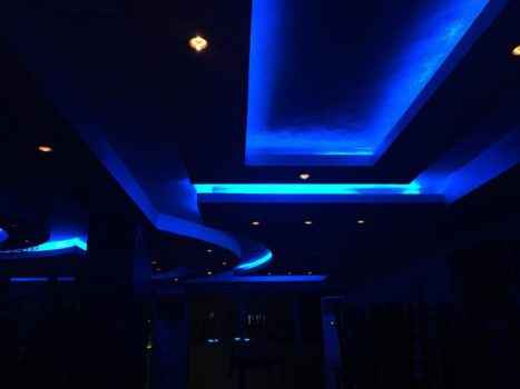 Красивый интерьер бара Solo в Иордании