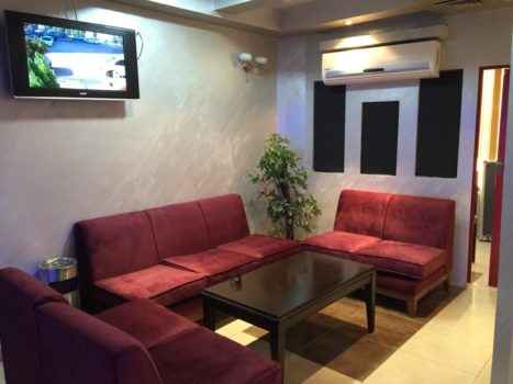 Уютные столики бар-клуба Соло в Аммане