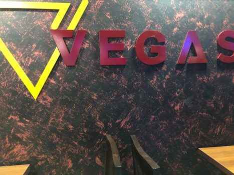 Вывеска бара Vegas который находится в Аммане