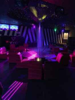 Как выглядит сцена в стриптиз клубе VOODOO