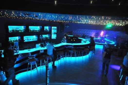 Красивая обстановка ночного стриптиз клуба Вуду в Греции