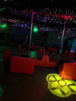 Пилоны в стриптиз клубе VOODOО, который находится в Греции