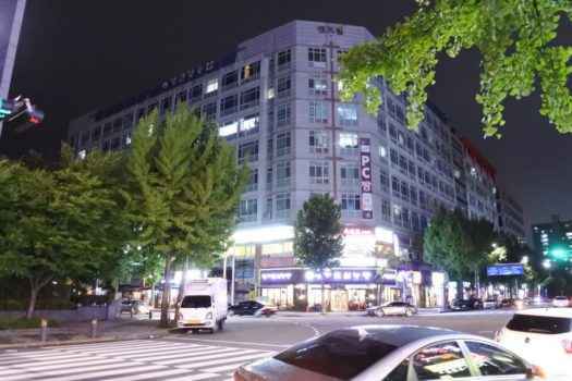 Как снаружи выглядит караоке-клуб Буссинг