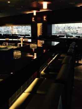 Барная стойка в ночном баре Arabella в Аммане