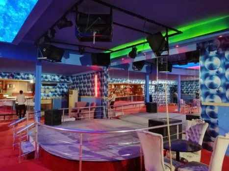 Сцена в ночном клубе Бермуда - как выглядит клуб изнутри