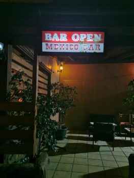 Вывеска ночного бара на Кипре в Лимассоле 