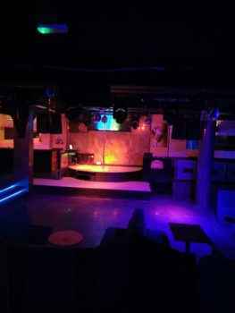 Сцена ночного бара Мираж на Кипре