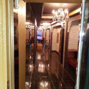 Какая обстановка внутри караоке бара I Club в городе Танджин