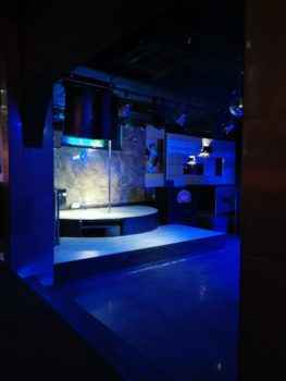 Пилон и сцена ночного бара MIRAGE - город Лимассол - фото иизнутри