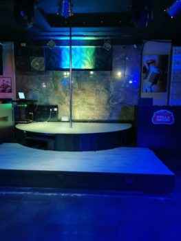 Как выглядит сцена ночного бара Мираж на Кипре